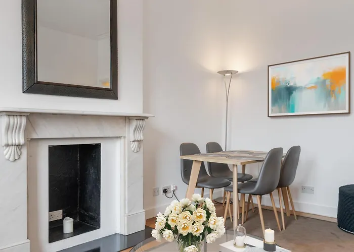 Heavenly Stays, Knightsbridge, Stylish 2-Bd Escape