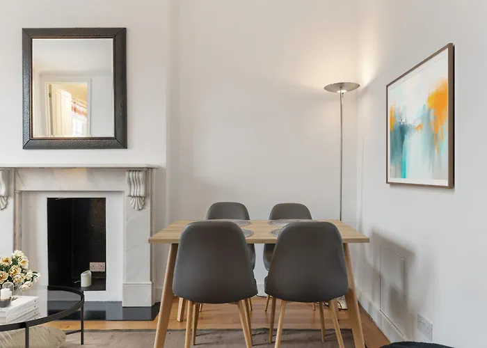 Heavenly Stays, Knightsbridge, Stylish 2-Bd Escape
