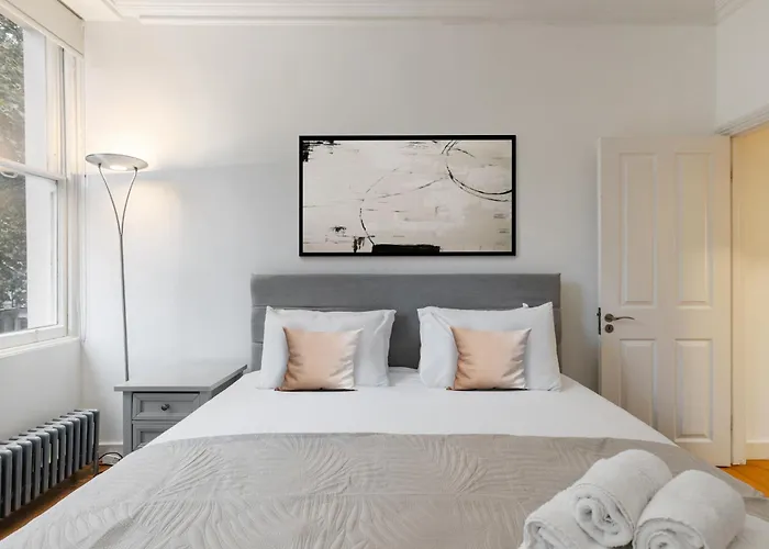 Heavenly Stays, Knightsbridge, Stylish 2-Bd Escape